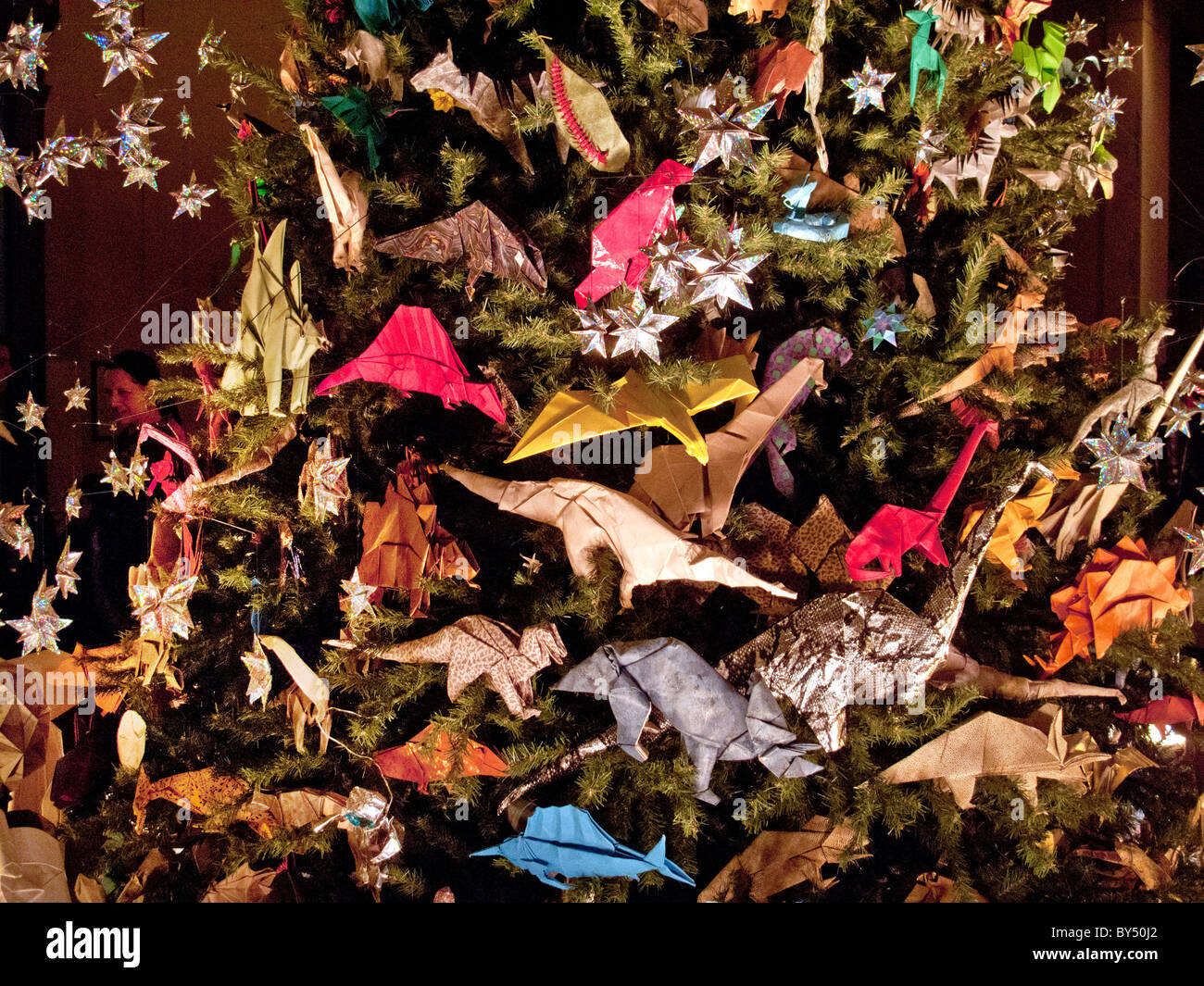 Un arbre de Noël décoré de papier plié origami images de différents animaux orne le Musée Américain d'Histoire Naturelle. Banque D'Images
