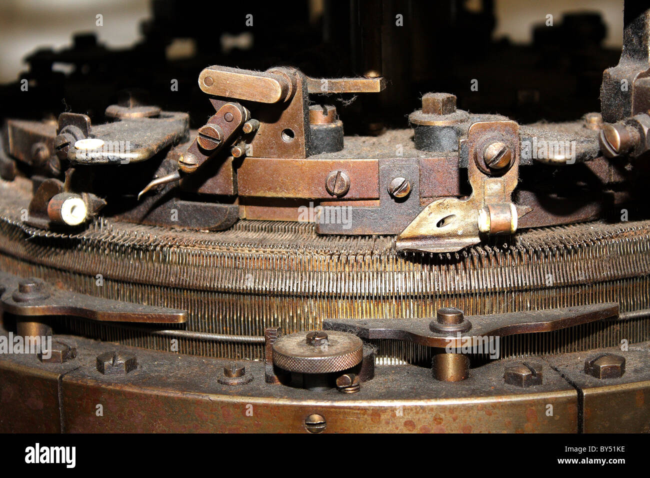 Partie d'une ancienne machine à coudre de l'époque victorienne, comme une pièce de musée Banque D'Images