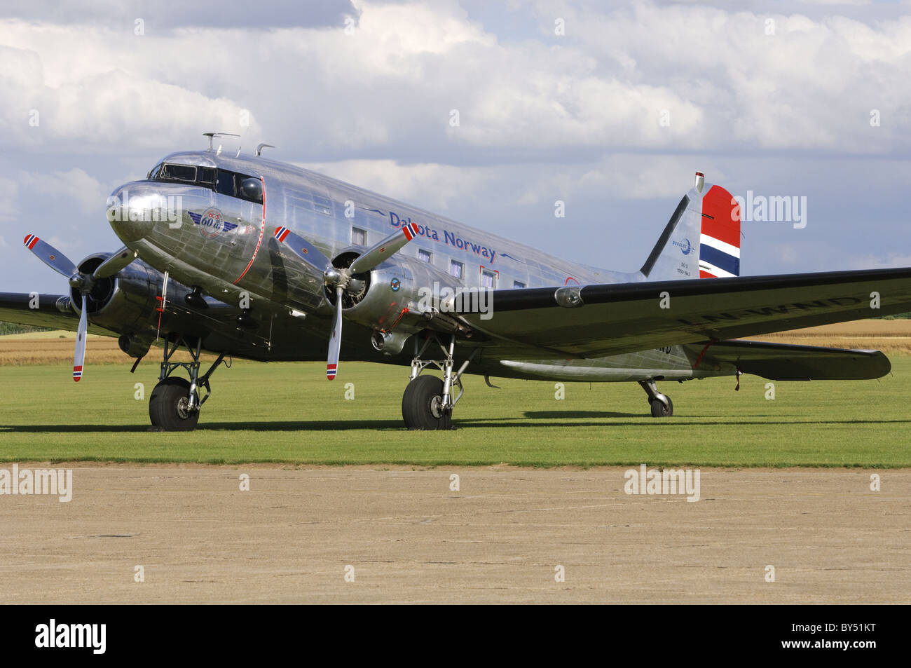 Douglas C-53D Skytrooper ( DC-3d'un Dakota ) sur la piste de l'aérodrome de Duxford Banque D'Images