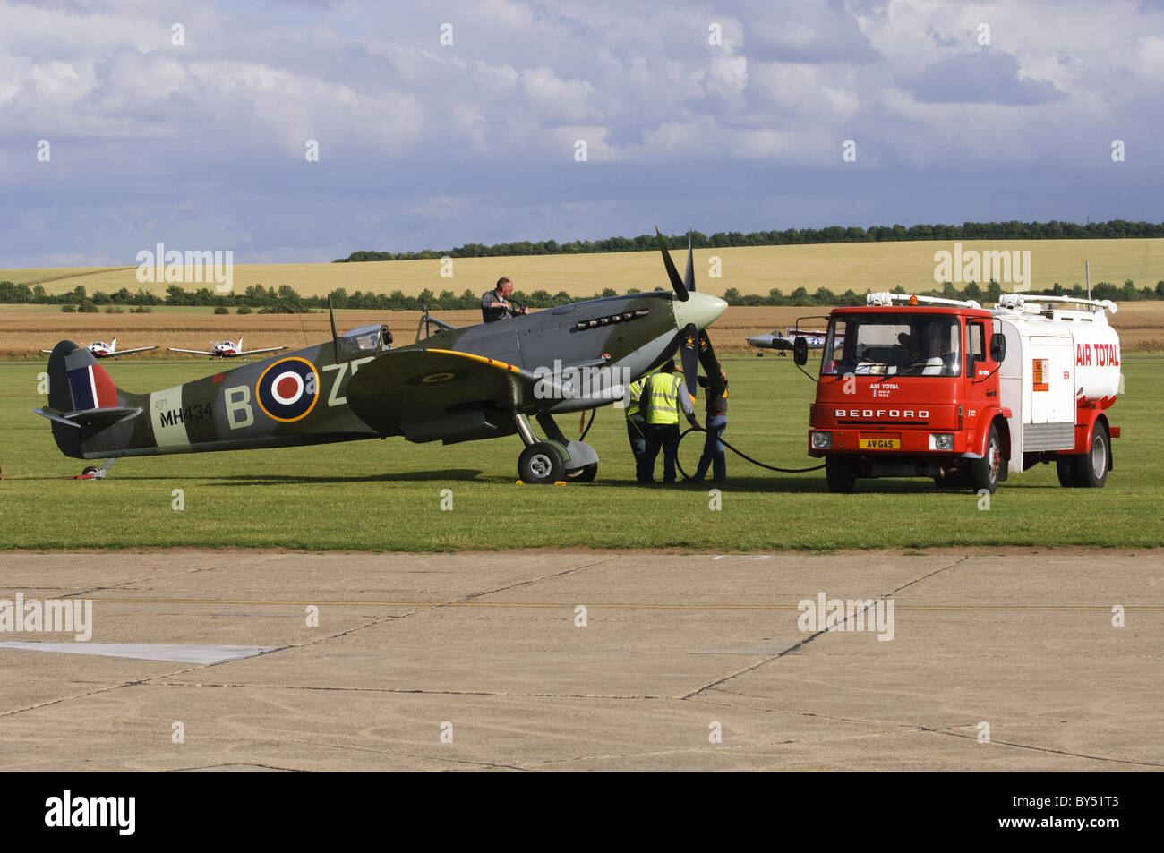 Spitfire Mk IXb être ravitaillé à l'aérodrome de Duxford Banque D'Images