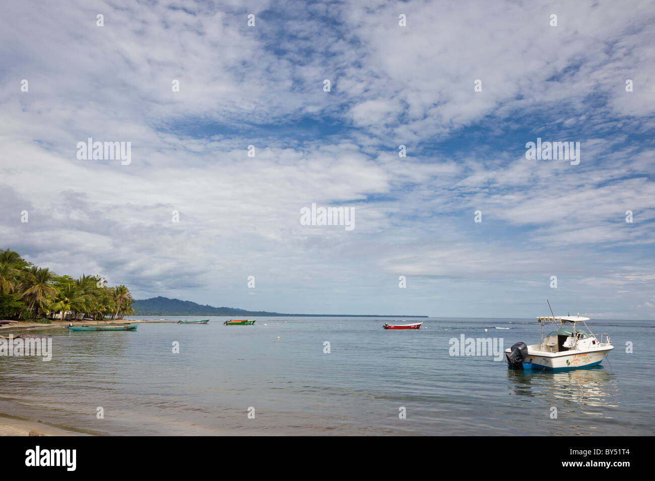 Bateaux de pêche en face de la plage de Puerto Viejo de Talamanca, province de Limón, Costa Rica. Banque D'Images