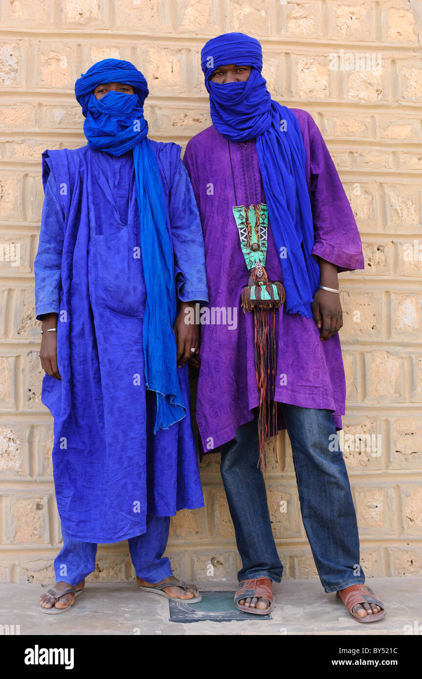 Deux jeunes touareg posant devant un mur. Tombouctou, Mali Banque D'Images