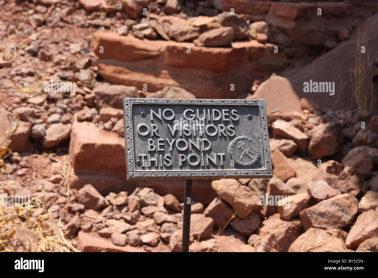 Pas de visiteurs signe à Twyfelfontein en Namibie où il y a des sculptures sur roc Banque D'Images