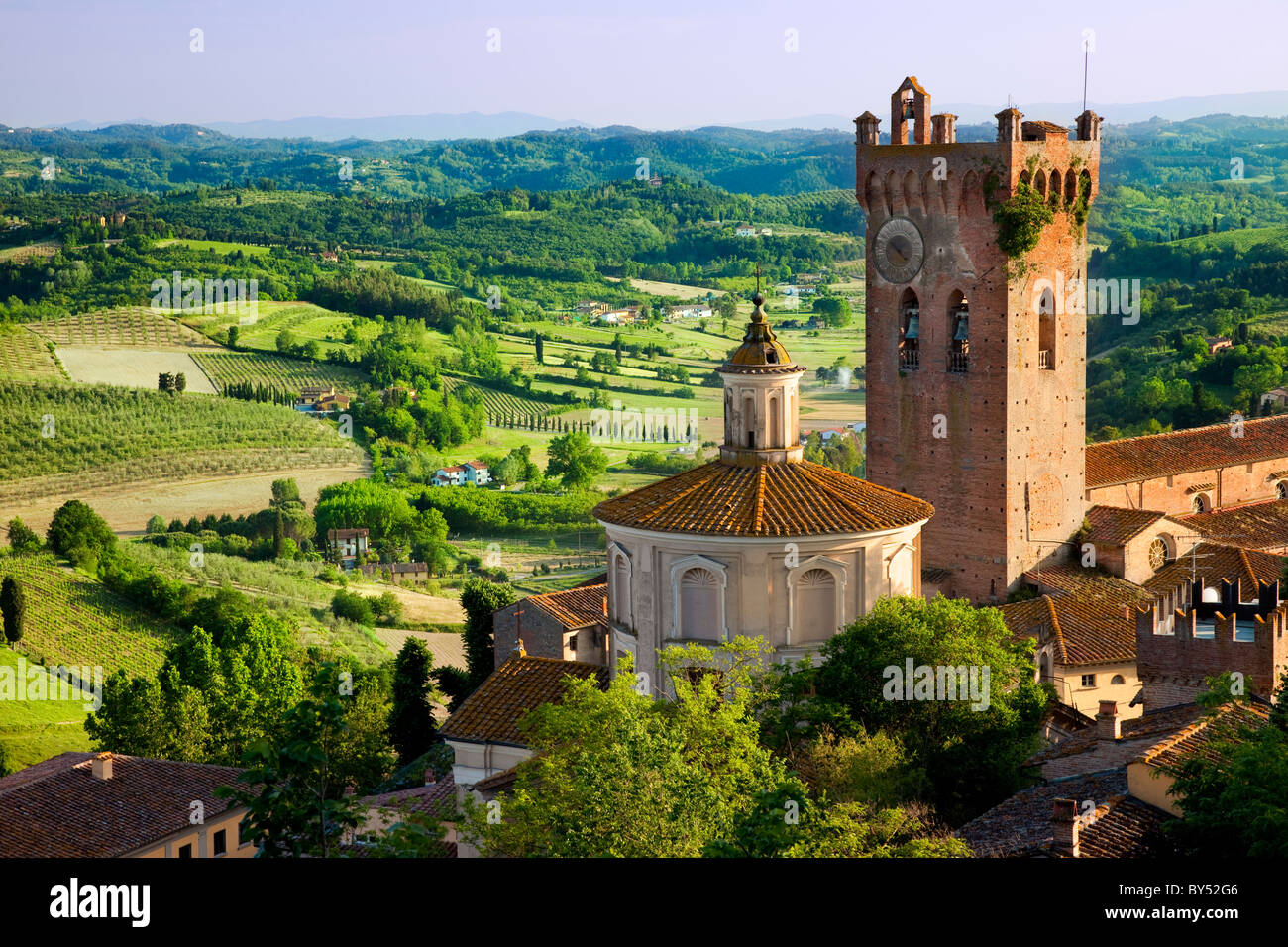 Le duomo et le campanile de la campagne toscane, au-delà de San Miniato Toscane Italie Banque D'Images