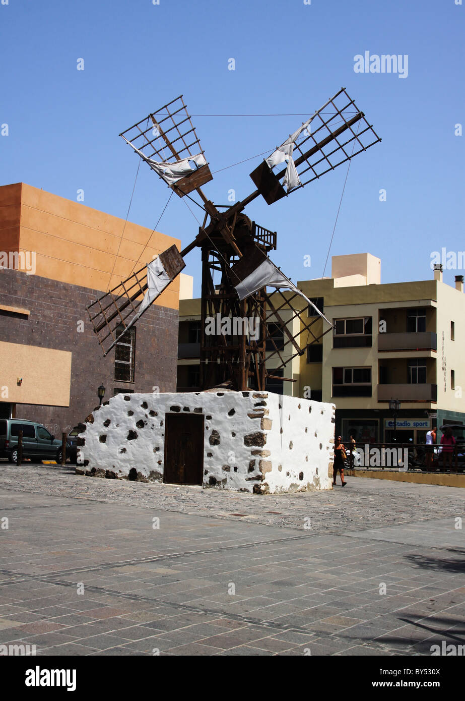 Ancien moulin à vent conservés en milieu urbain centre ville square Banque D'Images