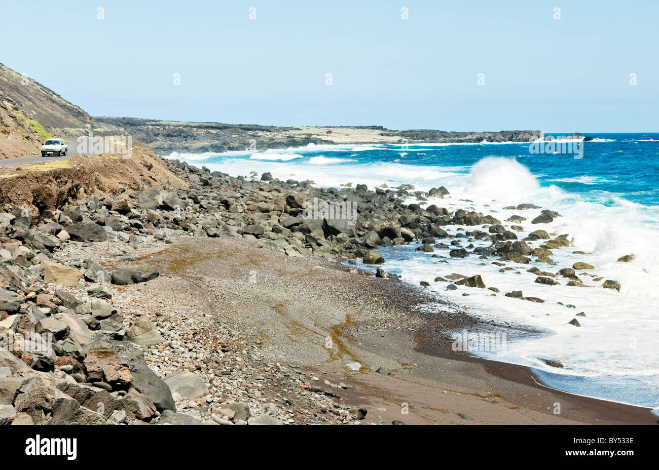 El Hierro, Îles Canaries, Espagne. La route de la côte près de Arenas Blancas à l'ouest de Pozo de la Salud Banque D'Images