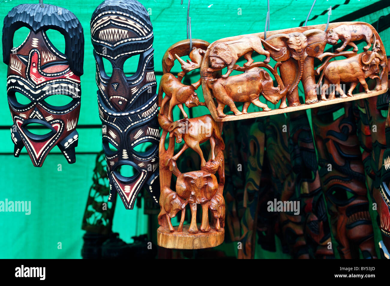 Sculptures sur bois à vendre comme souvenirs au marché. Cape Town, Afrique du Sud. Banque D'Images