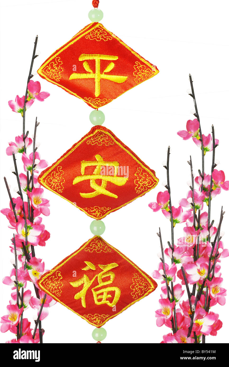 Le Nouvel An chinois ornements traditionnels et fleur de cerisier sur fond blanc Banque D'Images