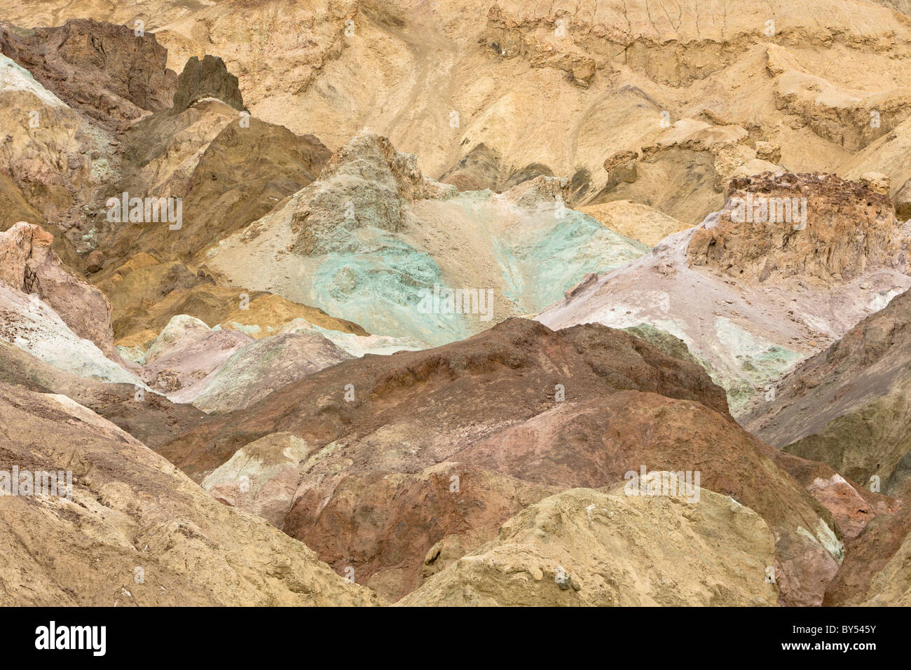 Minéraux oxydés forment la palette de l'artiste multicolores le long d'artistes dans la Death Valley National Park, California, USA. Banque D'Images