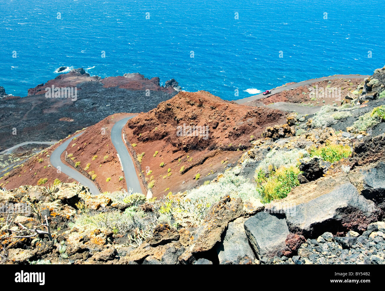 El Hierro, Îles Canaries. La route coupe du Montana d'Escobar vers la roche de lave côte au nord de Playa del Verodal Banque D'Images