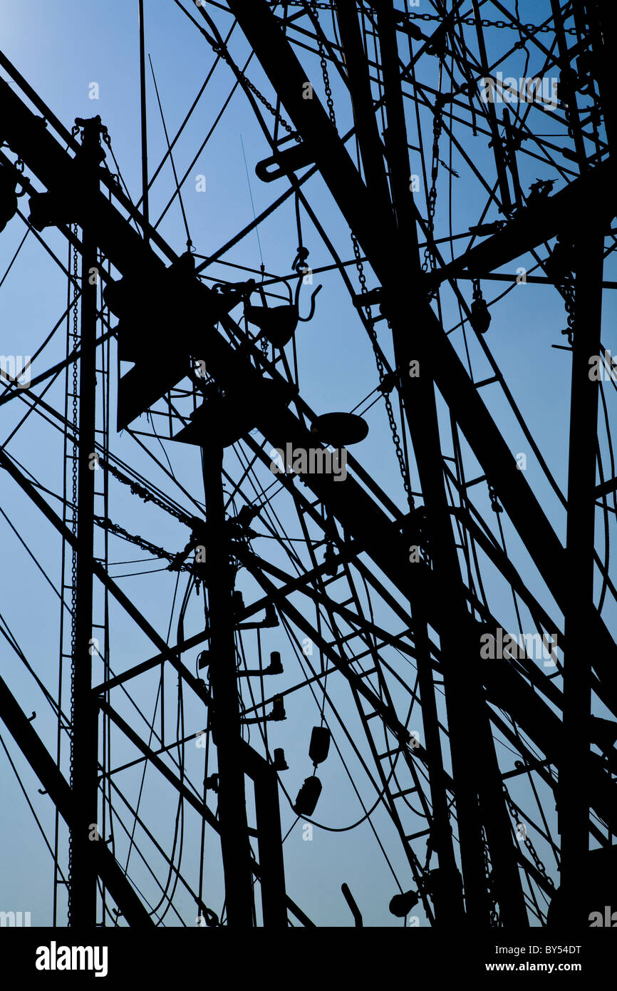 À la recherche dans les mâts d'un bateau de pêche, géant Menemsha, Martha's Vineyard, Massachusetts Banque D'Images