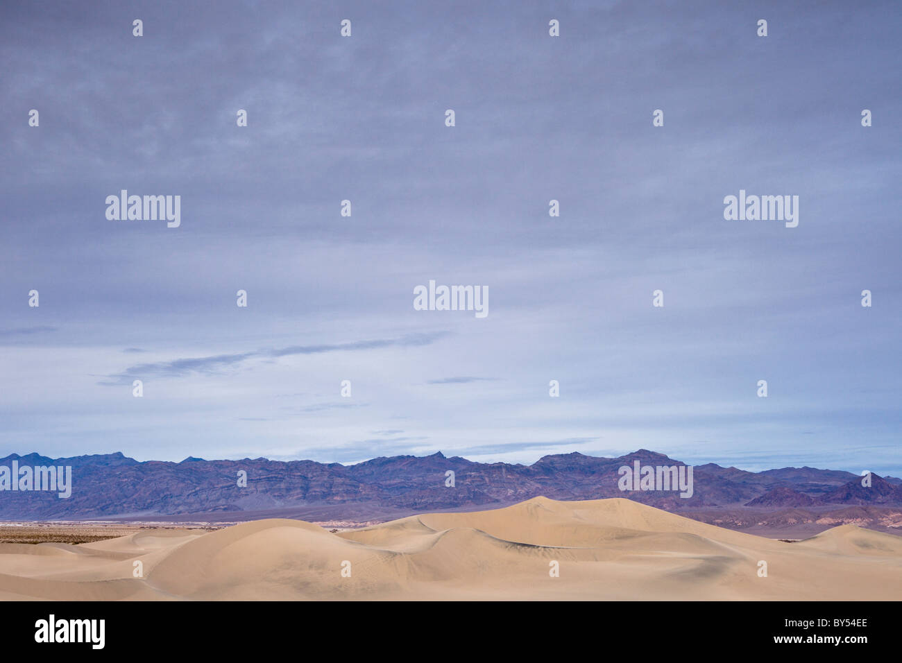 Crépuscule à la télévision Mesquite Sand Dunes avec l'Amargosa dans les montagnes du Parc National de la vallée de la mort, désert de Mojave, Californie, USA. Banque D'Images