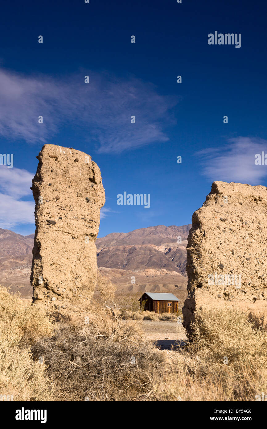 Ruines de Frank 'Shorty' Harris accueil à la prison dans le contexte lors de la Death Valley ville fantôme de Ballarat, California, USA. Banque D'Images