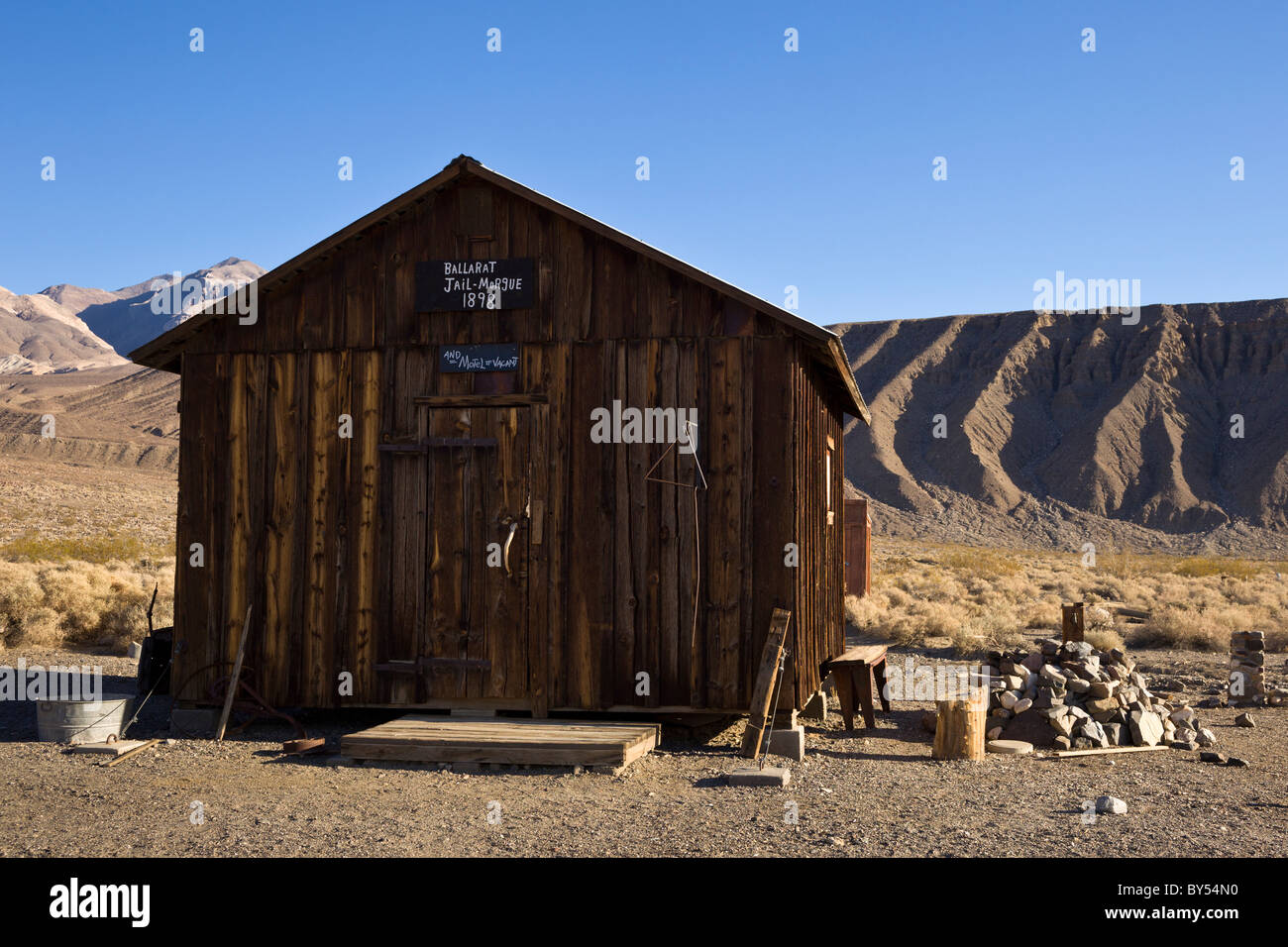 Ruines de la prison et la Panamint Mountains dans la Death Valley ville fantôme de Ballarat, California, USA. Banque D'Images