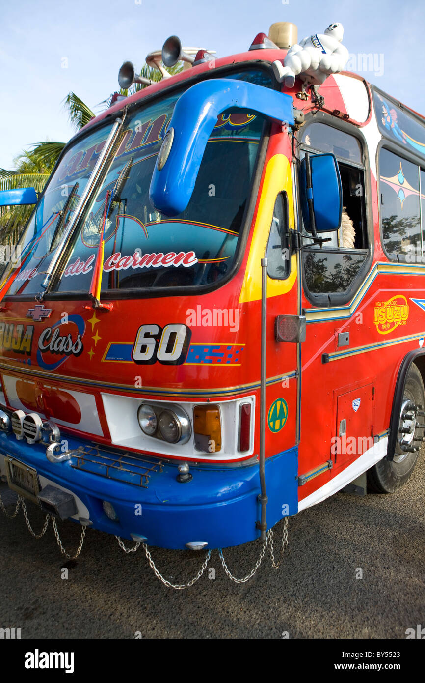 Un Colombien moderne chiva (escalera), bus peint à Carthagène, Colombie Banque D'Images