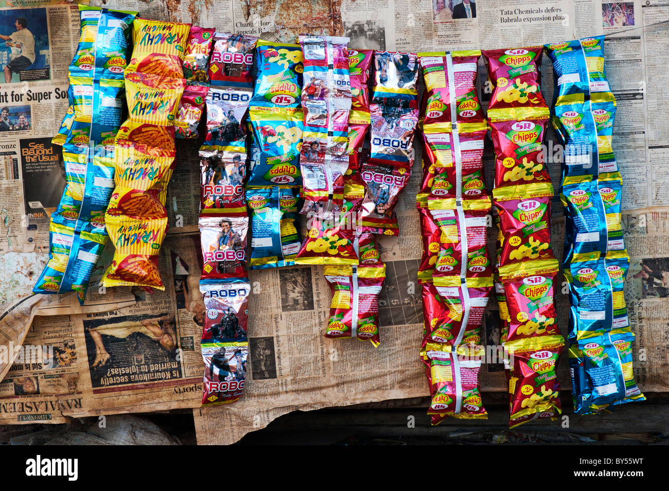 Indien sale shop / paquets de chips vente cabane au bord de la route. L'Andhra Pradesh, Inde Banque D'Images