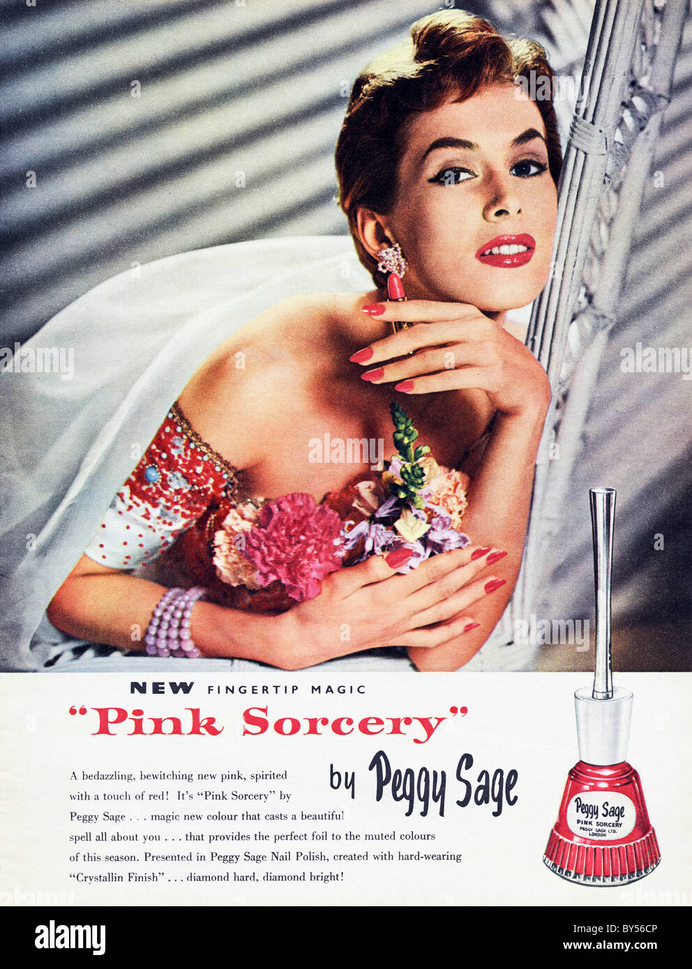 1950 publicité pleine page couleur dans la mode féminine magazine pour sorcellerie rose vernis à ongles par Peggy Sue Banque D'Images