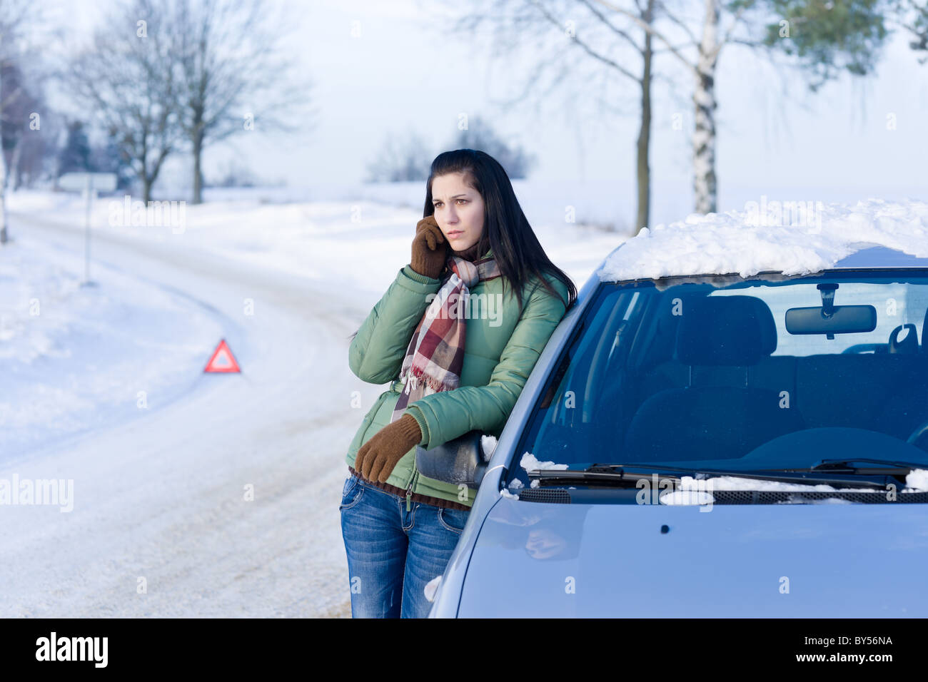 Panne de voiture d'hiver femme - appel à l'aide, assistance routière Banque D'Images
