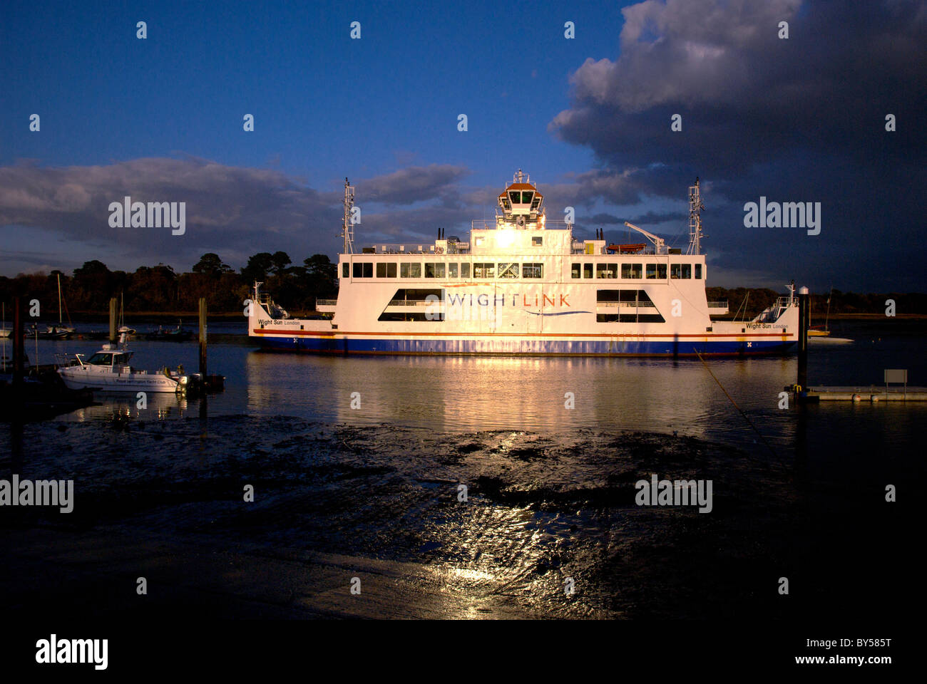 Hampshire Lymington UK et de l'estuaire de la rivière Harbour Harbour Ferry Bateaux à voile yachts Royal Club Nuages Orages Sundown Banque D'Images