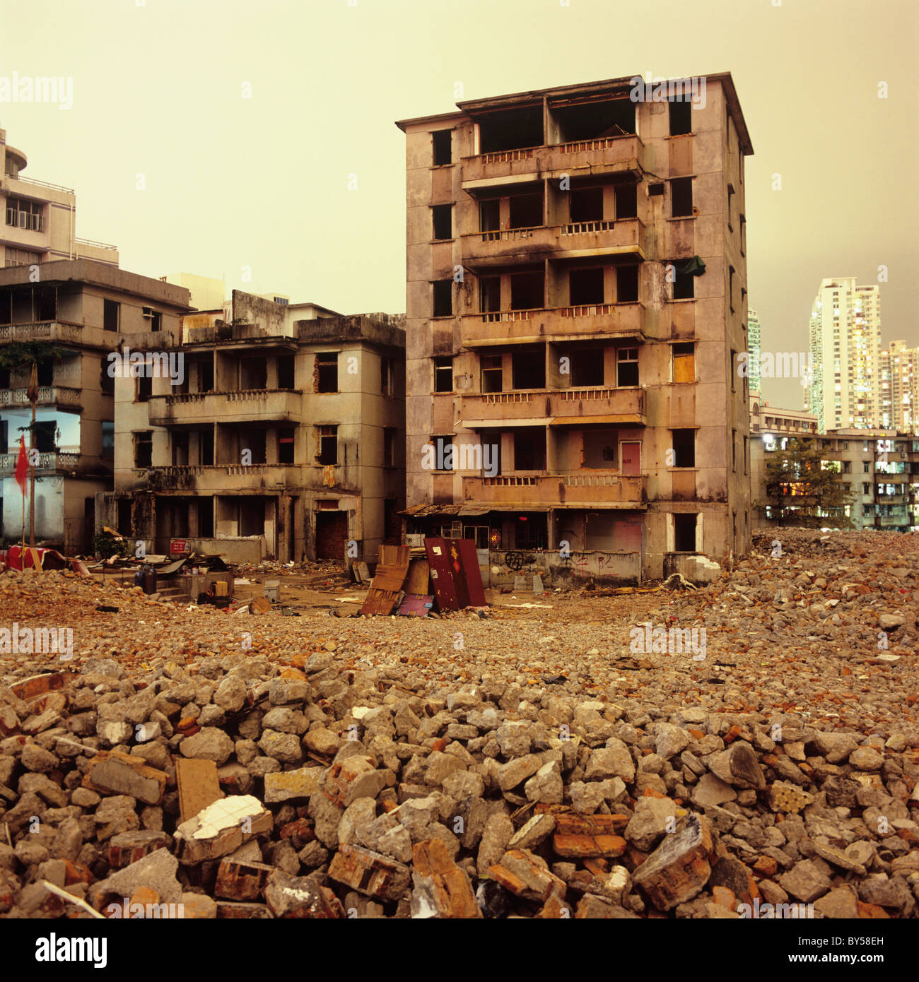 Des bâtiments abandonnés et des décombres avec des immeubles de grande hauteur en arrière-plan, Shenzhen, Chine Banque D'Images