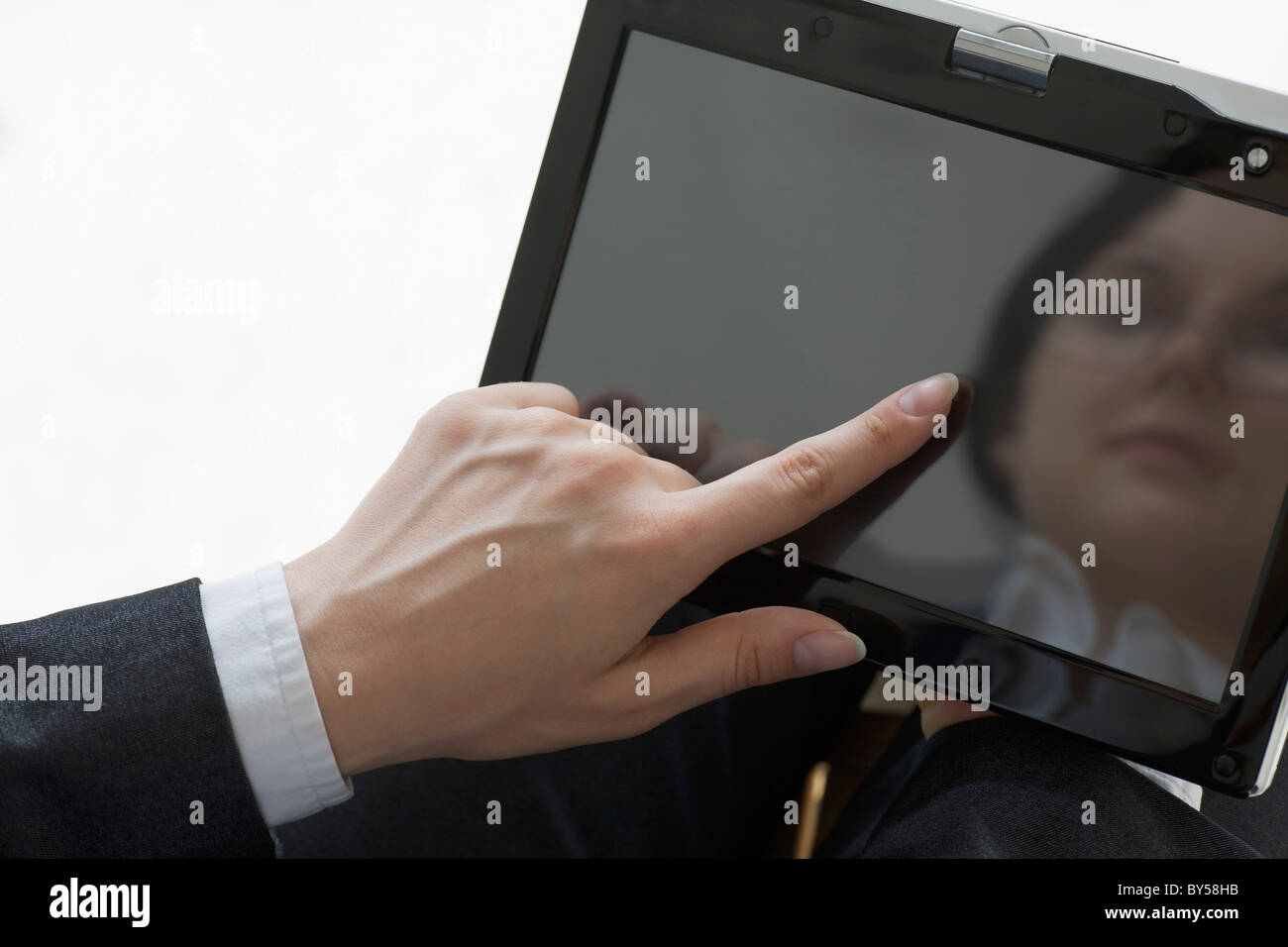Femme reflétée sur tablet computer Banque D'Images