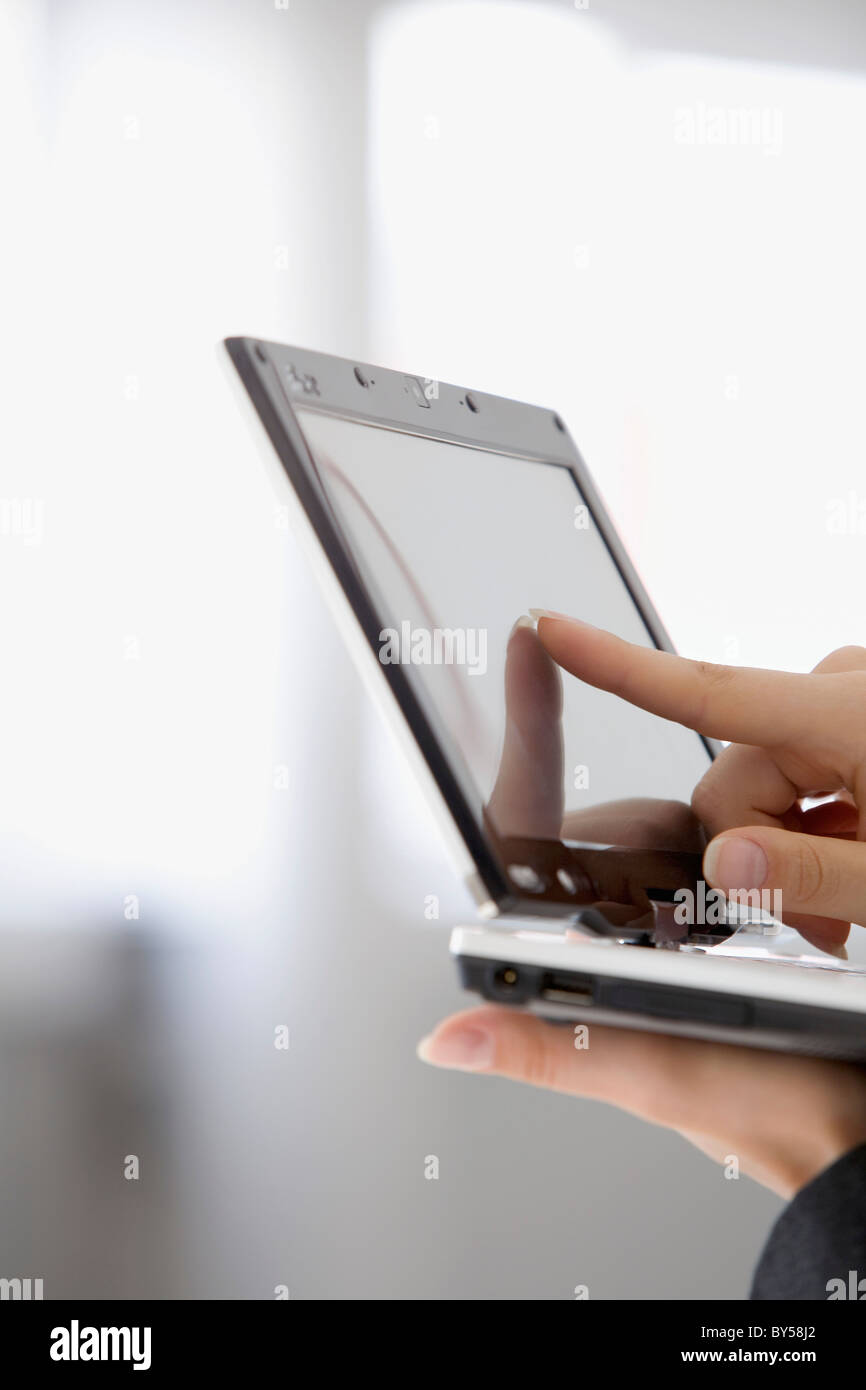 Woman pointing to tablet computer Banque D'Images
