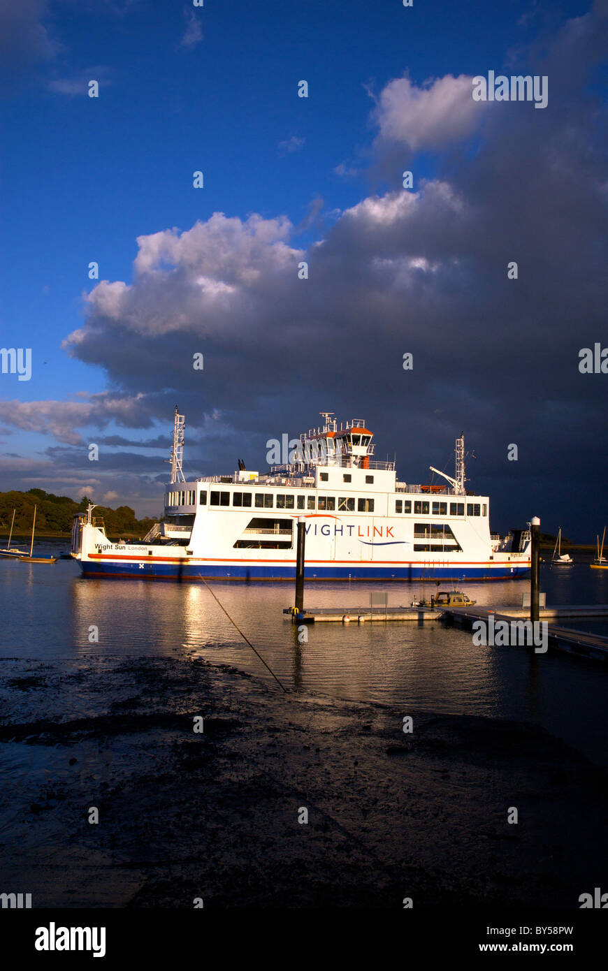 Hampshire Lymington UK et de l'estuaire de la rivière Harbour Harbour Ferry Bateaux à voile yachts Royal Club Nuages Orages Sundown Banque D'Images