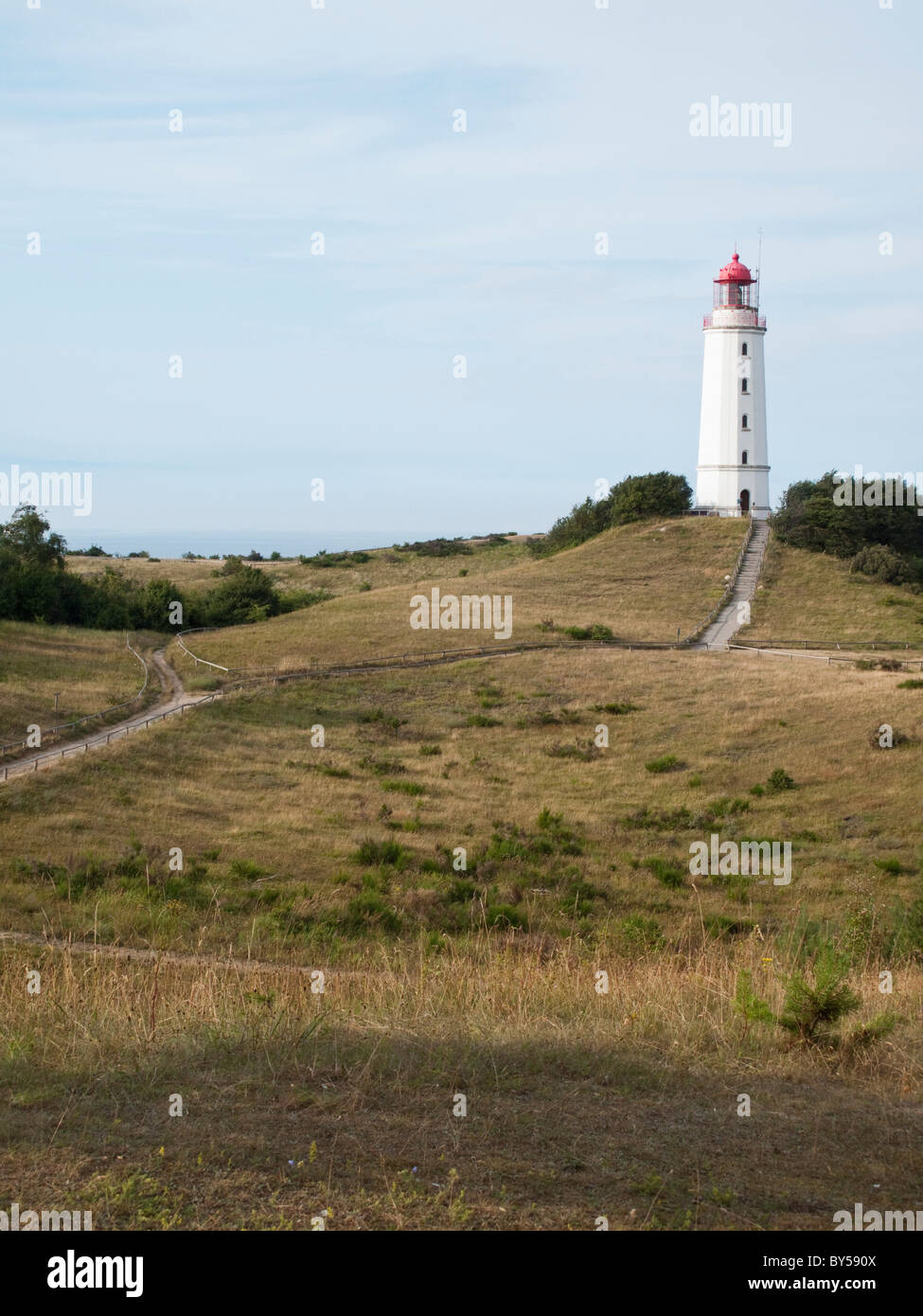 Phare sur une colline avec vue sur la terre Banque D'Images
