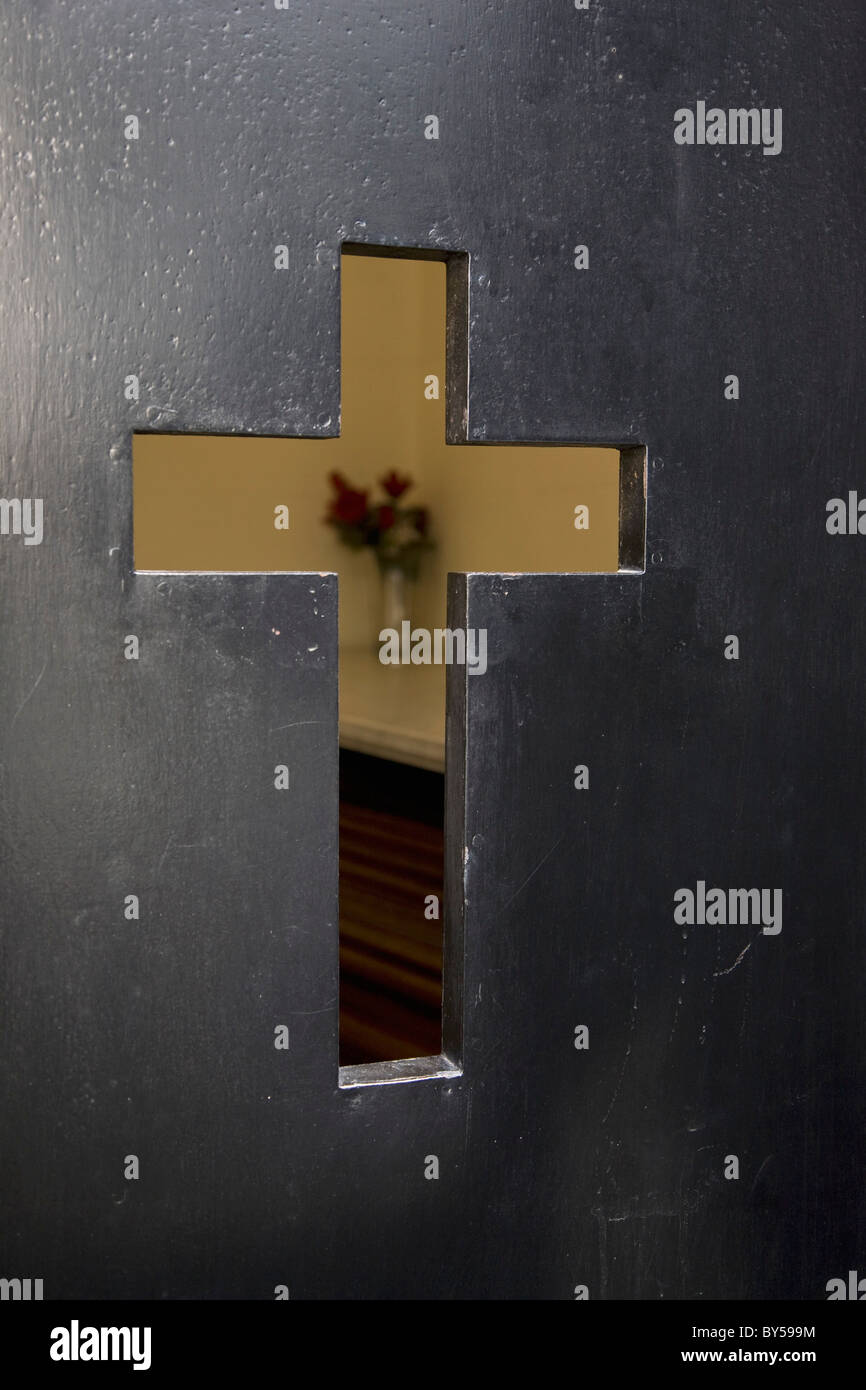 Détail d'un cross cut-out dans la porte d'une église Banque D'Images