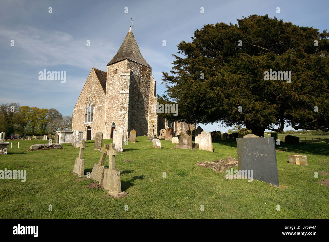 Marais de Romney Kent Angleterre Old Romney, Derek Jarman's modern pierre tombale du cimetière de St Clements church. Banque D'Images