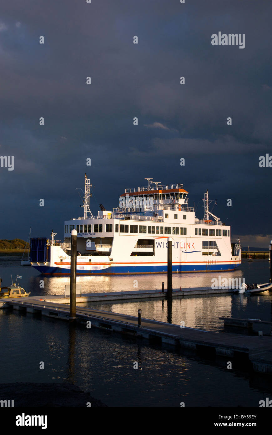 Hampshire Lymington UK et de l'estuaire de la rivière Harbour Harbour Ferry Bateaux à voile yachts Royal Club Nuages Orages Sundown Banque D'Images