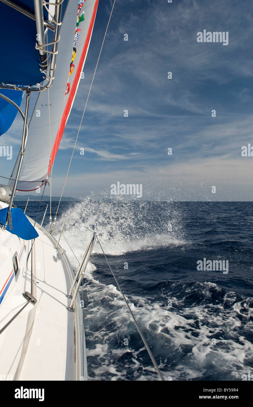 La voile sur les vagues sur une journée ensoleillée Banque D'Images