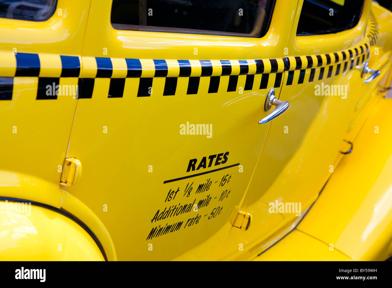 Vieux taxi jaune Banque D'Images