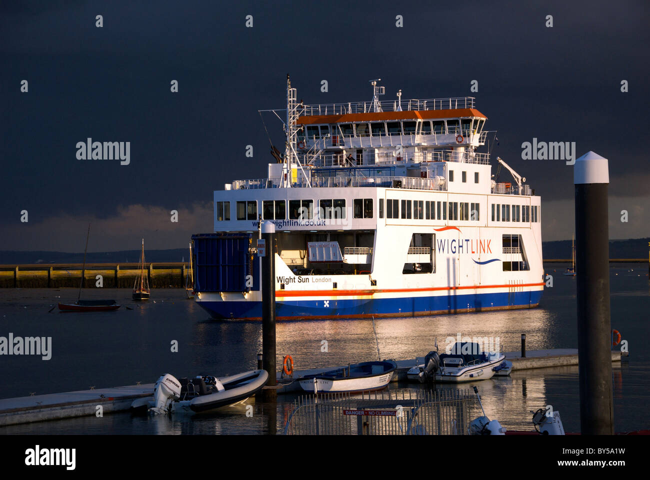 Hampshire Lymington UK et de l'estuaire de la rivière Harbour Harbour Ferry Bateaux à voile yachts Royal Club Nuages Orages Sundown Banque D'Images
