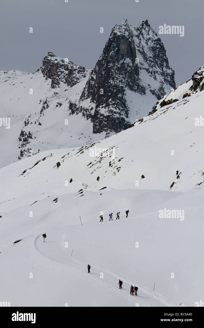 Les gens de randonnée un sentier de montagne enneigée Banque D'Images