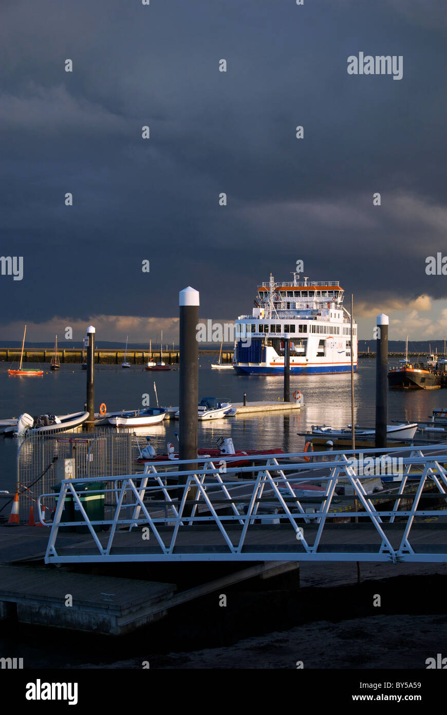 Hampshire Lymington UK et de l'estuaire de la rivière Harbour Harbour Ferry Bateaux à voile yachts Royal Club Nuages Orages Sundown Banque D'Images