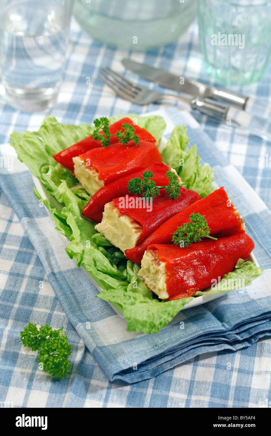 Poivrons farcis au riz, omelette. Recette disponible. Banque D'Images