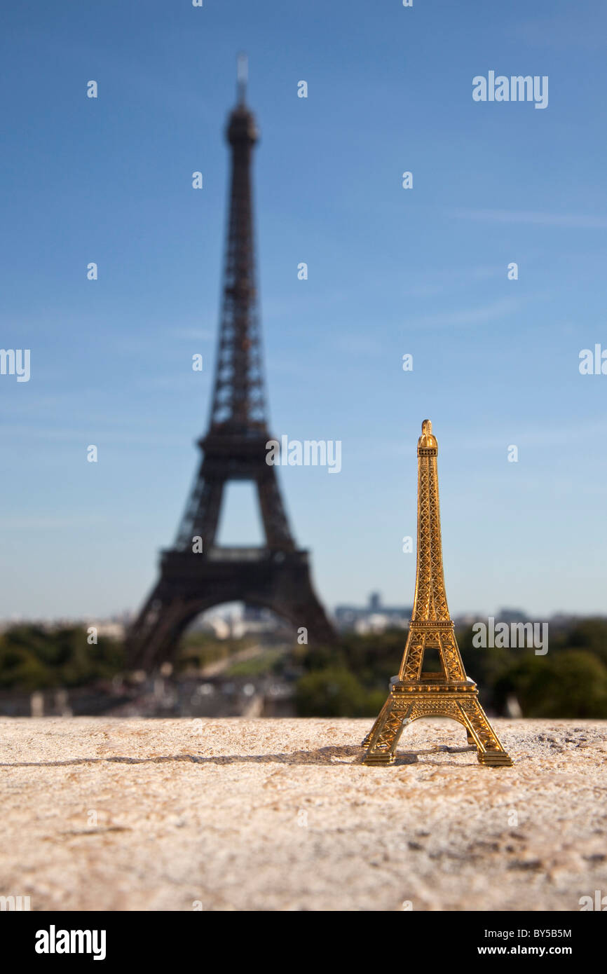 Une réplique de la Tour Eiffel à côté du souvenir du vrai Tour Eiffel, focus on foreground Banque D'Images