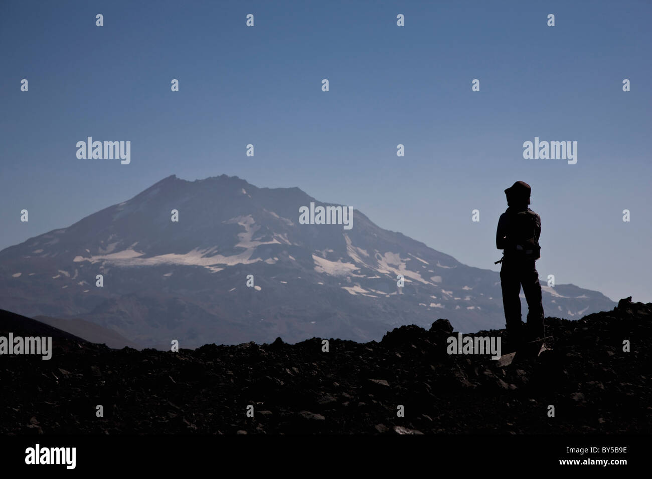 Vue arrière d'une femme à la recherche lors d'une vue sur la montagne, volcan Lonquimay, Patagonie, Chili Banque D'Images