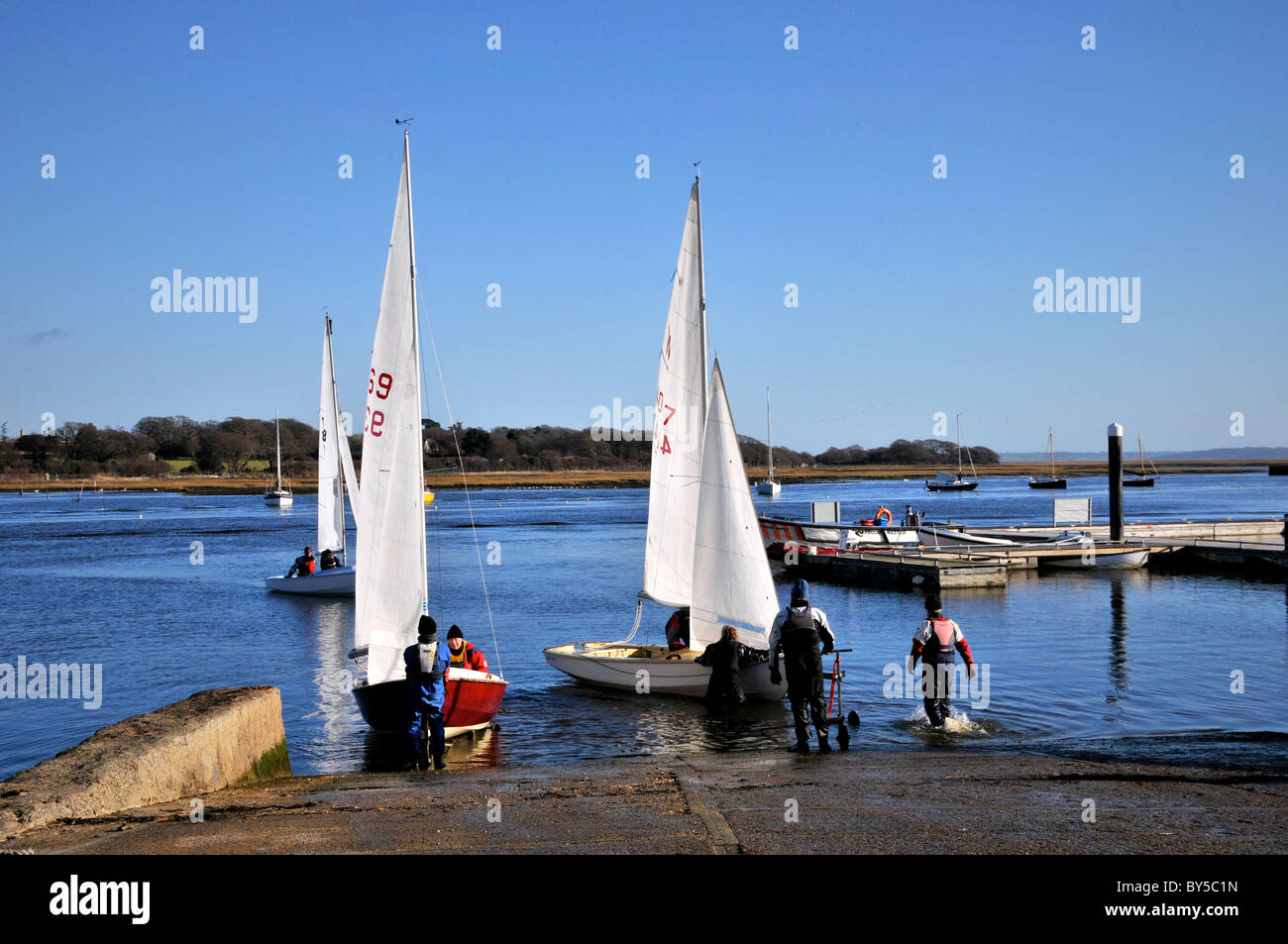 Hampshire Lymington UK et de l'estuaire de la rivière Harbour Harbour Ferry Bateaux à voile yachts Royal Club Banque D'Images
