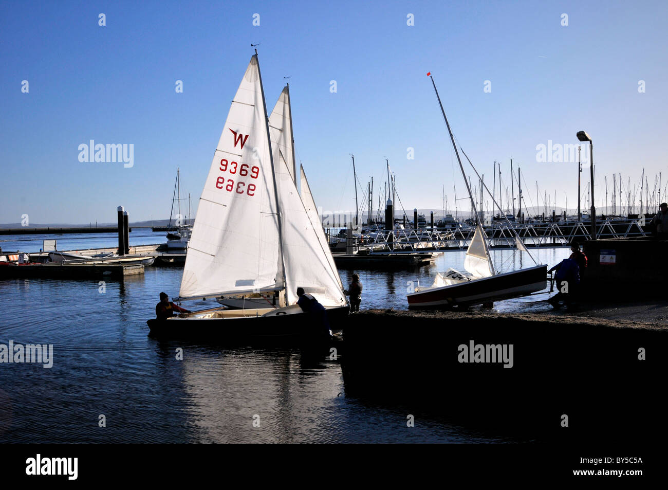 Hampshire Lymington UK et de l'estuaire de la rivière Harbour Harbour Ferry Bateaux à voile yachts Royal Club Banque D'Images