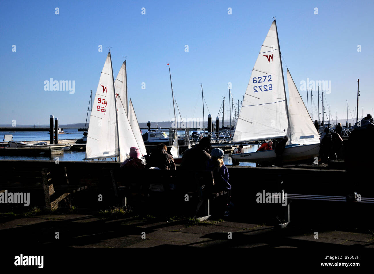 Hampshire Lymington UK et de l'estuaire de la rivière Harbour Harbour Ferry Bateaux à voile yachts Royal Club Banque D'Images