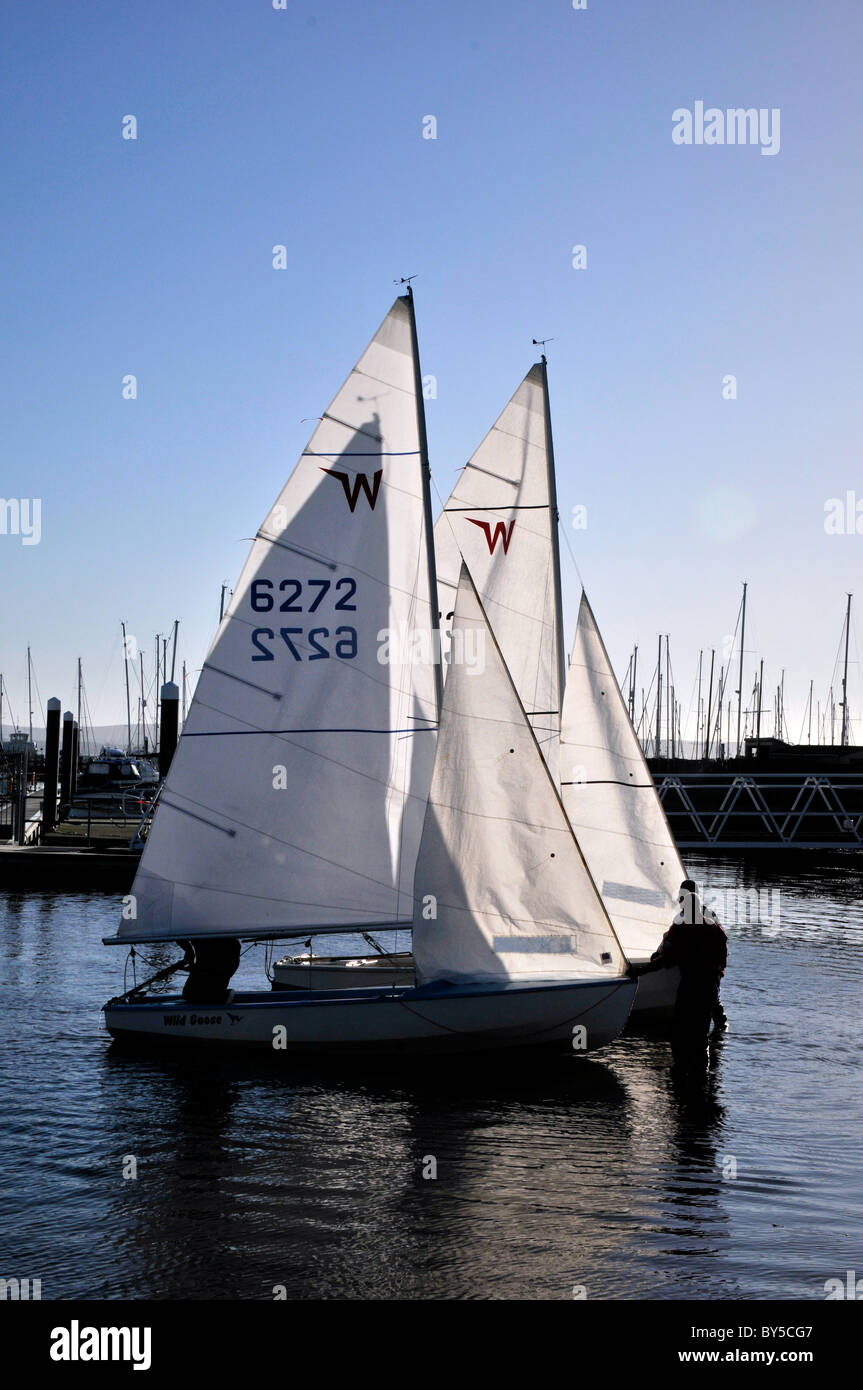 Hampshire Lymington UK et de l'estuaire de la rivière Harbour Harbour Ferry Bateaux à voile yachts Royal Club Banque D'Images
