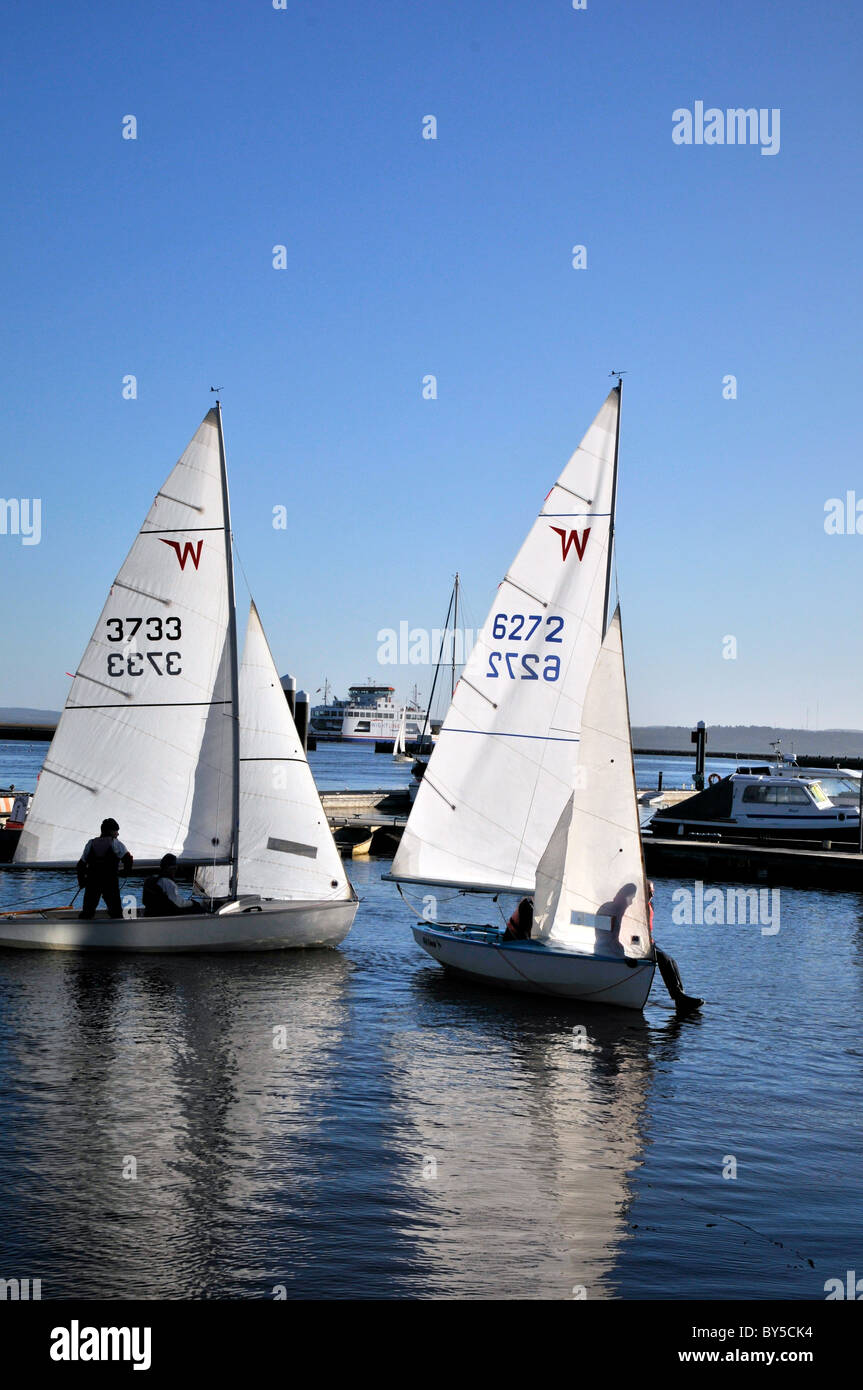 Hampshire Lymington UK et de l'estuaire de la rivière Harbour Harbour Ferry Bateaux à voile yachts Royal Club Banque D'Images