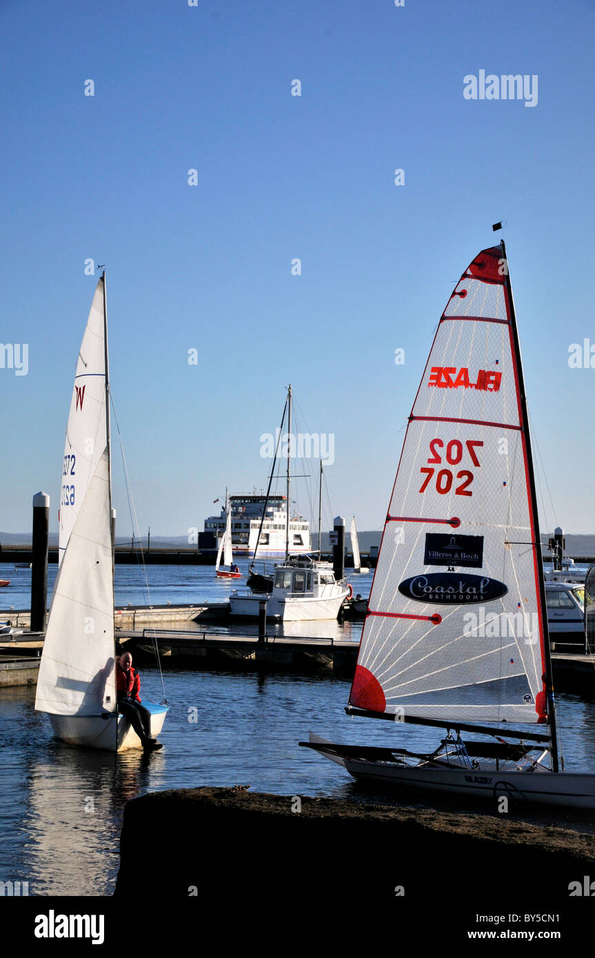 Hampshire Lymington UK et de l'estuaire de la rivière Harbour Harbour Ferry Bateaux à voile yachts Royal Club Banque D'Images