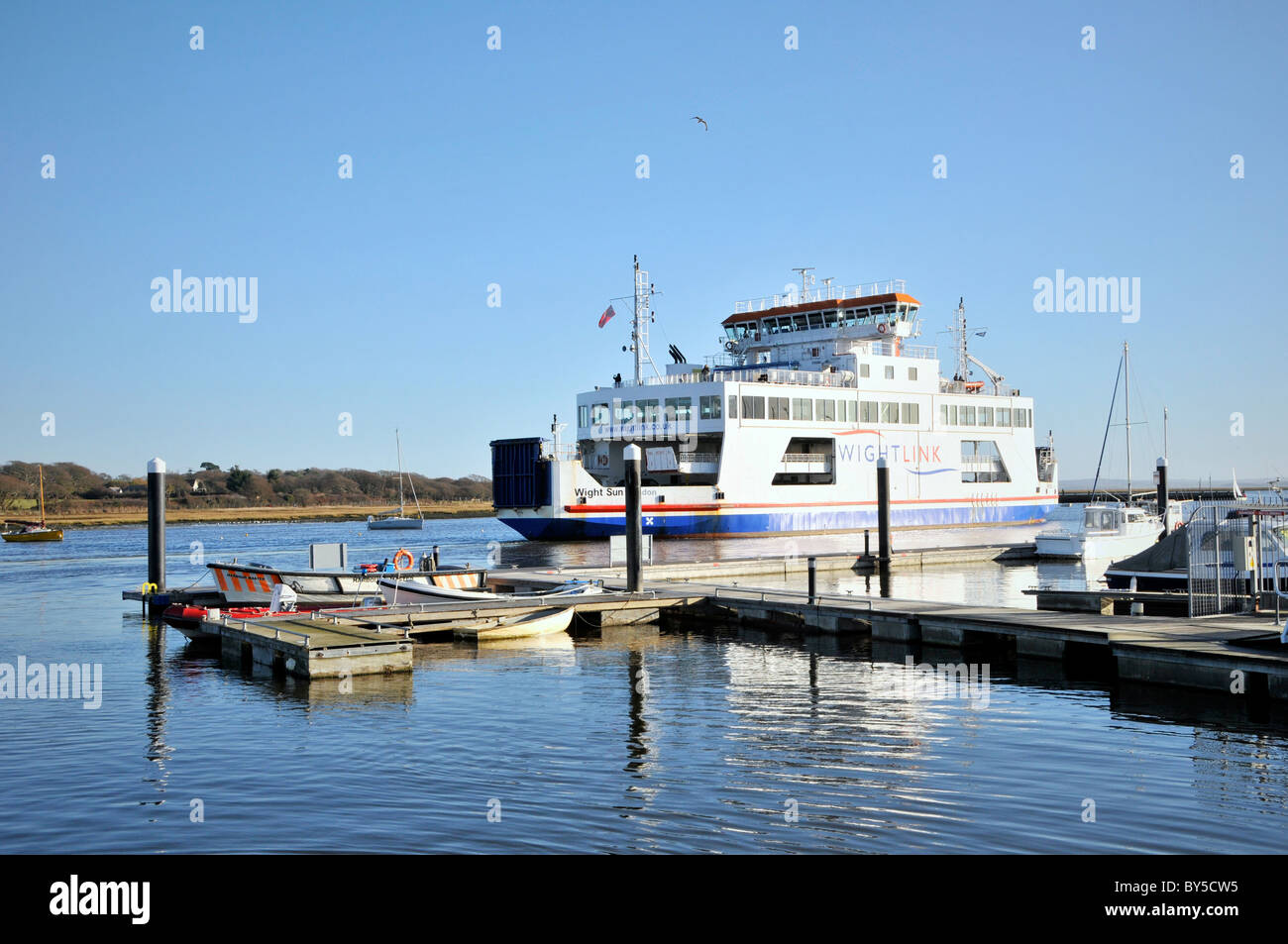 Hampshire Lymington UK et de l'estuaire de la rivière Harbour Harbour Ferry Bateaux à voile yachts Royal Club Banque D'Images