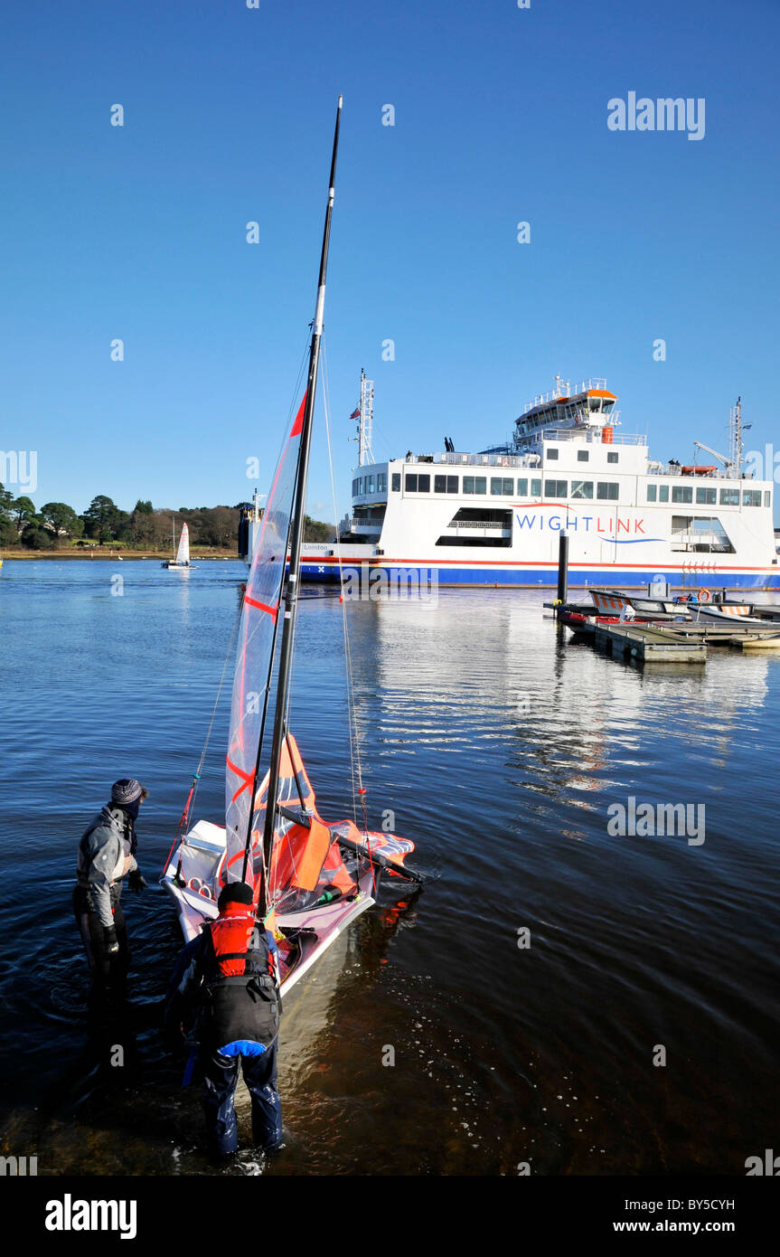 Hampshire Lymington UK et de l'estuaire de la rivière Harbour Harbour Ferry Bateaux à voile yachts Royal Club Banque D'Images