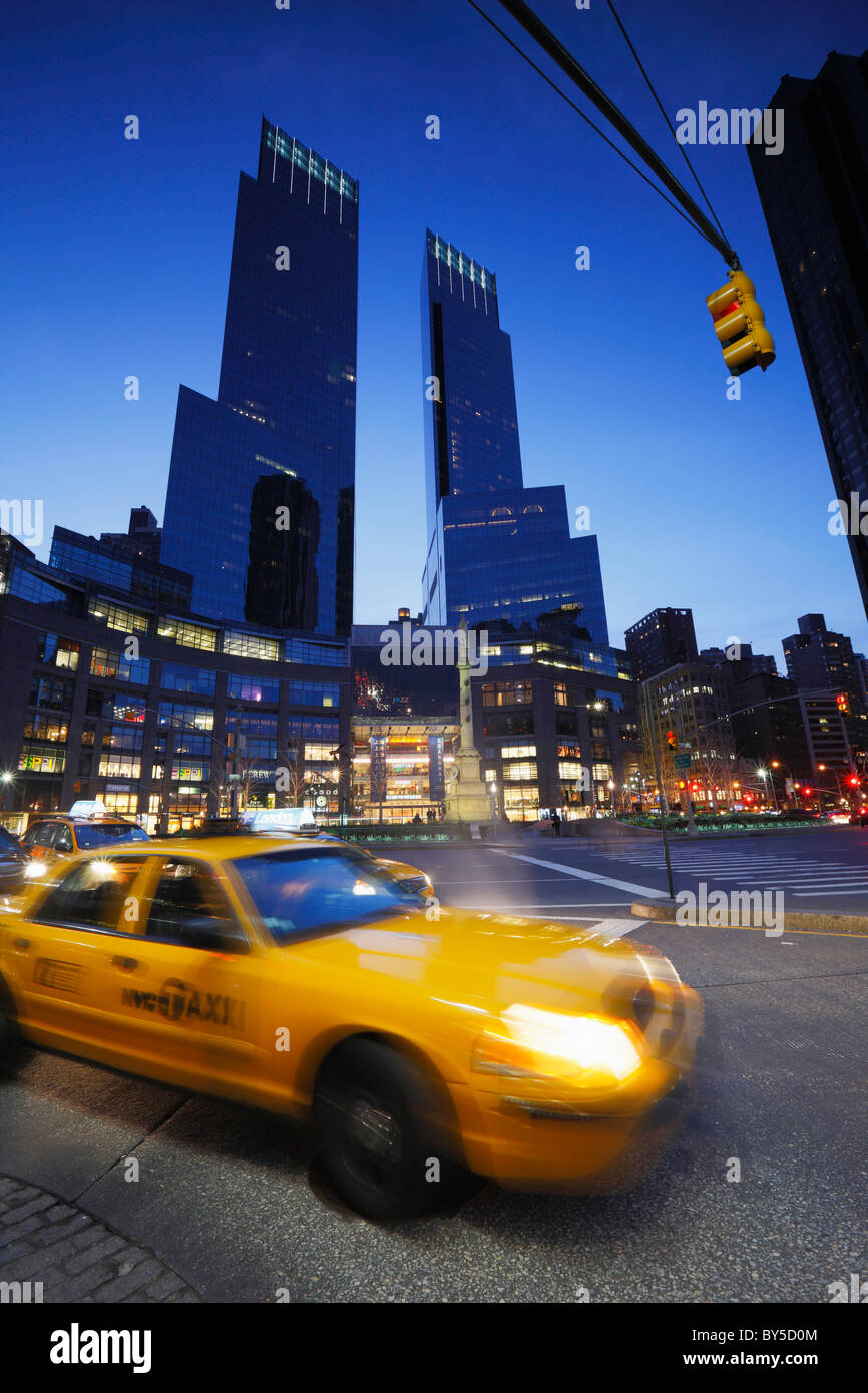 New York, taxi et Time Warner Center, Colombo cercle à nuit Banque D'Images