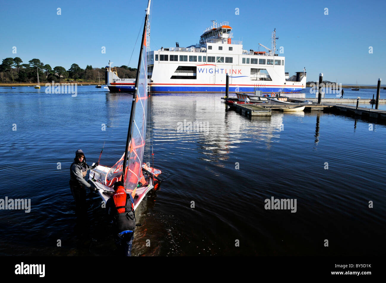 Hampshire Lymington UK et de l'estuaire de la rivière Harbour Harbour Ferry Bateaux à voile yachts Royal Club Banque D'Images