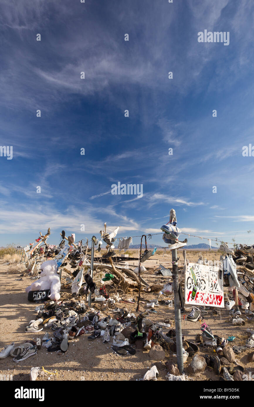 Roadside attraction unique, Service de jardin fabriqué à partir de chaussures jetées affecté à une clôture le long de l'autoroute CA 62 en riz, en Californie. Banque D'Images